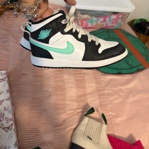 Nike Kids Black and Mint Sneakers